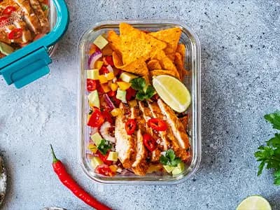 Sałatka z kurczakiem i nachosami - Luncher Policzona Szama